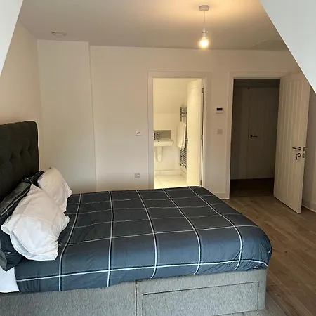 Lush Double Room Ensuite-3